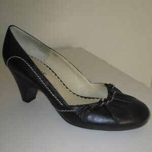 Perlina "Princess" Womens Black Leather Pump w/2.75" Heel NWOB - Size 8M
